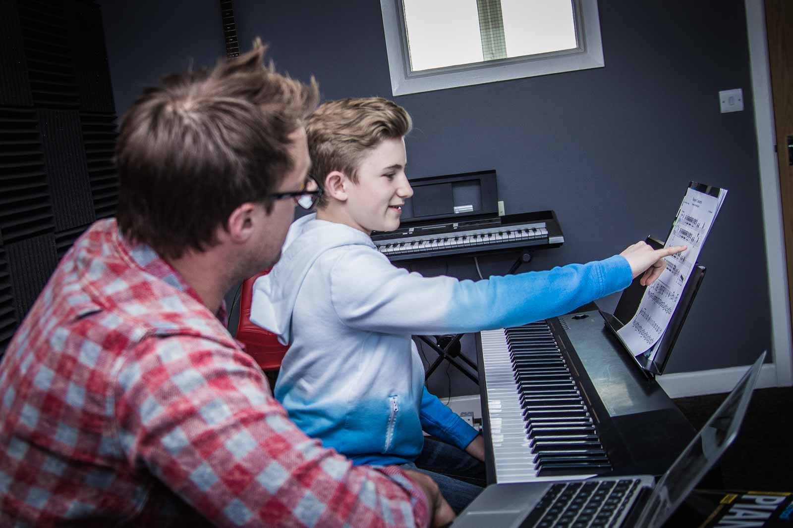 Piano tutor guiding a student through a piece
